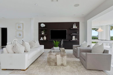 Imagen de salón abierto actual de tamaño medio con paredes blancas, suelo de mármol, televisor colgado en la pared y suelo blanco