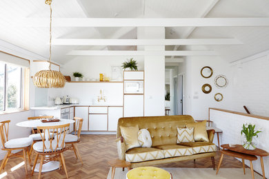 Foto de salón abierto ecléctico con paredes blancas, suelo de madera en tonos medios y suelo marrón