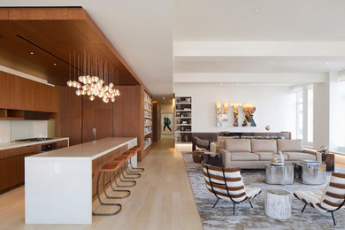Свежая идея для дизайна: гостиная комната в современном стиле с белыми стенами и светлым паркетным полом - отличное фото интерьера
