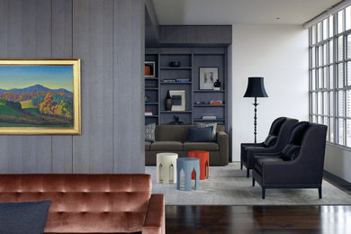 Großes, Offenes Modernes Wohnzimmer mit grauer Wandfarbe und dunklem Holzboden in New York
