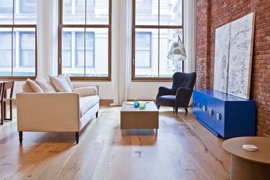 Mittelgroßes Modernes Wohnzimmer ohne Kamin, im Loft-Stil mit weißer Wandfarbe, hellem Holzboden und beigem Boden in New York