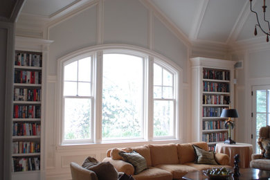 Diseño de biblioteca en casa clásica de tamaño medio con paredes blancas