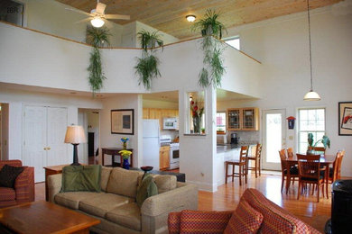 Foto de salón abierto clásico de tamaño medio con paredes blancas y suelo de madera en tonos medios