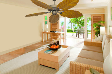 Modelo de salón para visitas abierto tropical de tamaño medio sin chimenea y televisor con paredes beige y suelo de madera clara