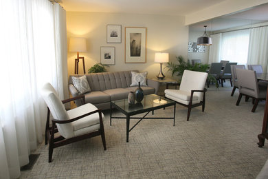 Imagen de salón abierto retro de tamaño medio sin chimenea y televisor con paredes grises, moqueta y suelo gris