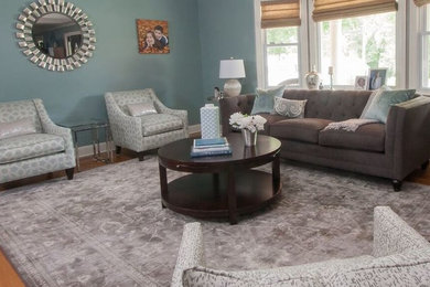 Immagine di un soggiorno tradizionale con pareti blu