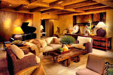 На фото: большая изолированная гостиная комната в средиземноморском стиле с полом из травертина