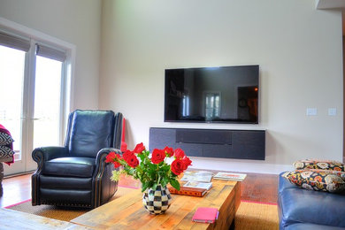 Offenes Maritimes Wohnzimmer mit TV-Wand in Sonstige