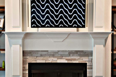 リトルロックにある広いモダンスタイルのおしゃれなLDK (白い壁、濃色無垢フローリング、標準型暖炉、タイルの暖炉まわり、壁掛け型テレビ、茶色い床) の写真
