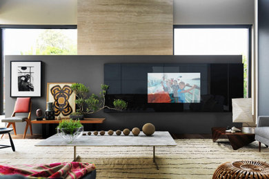 Imagen de salón minimalista extra grande con televisor colgado en la pared