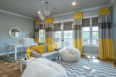Cette photo montre un grand salon gris et jaune moderne ouvert avec un mur gris, moquette, aucune cheminée et un téléviseur encastré.
