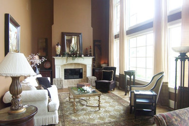 Foto de salón tradicional con marco de chimenea de baldosas y/o azulejos y alfombra