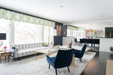 Repräsentatives, Offenes Retro Wohnzimmer mit blauer Wandfarbe und dunklem Holzboden in Minneapolis