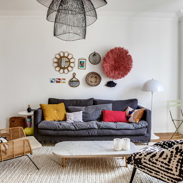 Un salon éclectique dans un appartement au Père Lachaise de 80m2