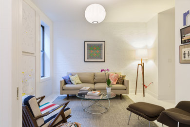 Diseño de salón para visitas abierto moderno pequeño sin chimenea y televisor con paredes blancas, suelo de madera clara y suelo blanco