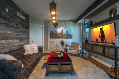Kleines, Abgetrenntes Industrial Wohnzimmer ohne Kamin mit beiger Wandfarbe, dunklem Holzboden und TV-Wand in New York