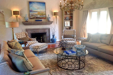Mittelgroßes, Fernseherloses, Abgetrenntes Klassisches Wohnzimmer mit weißer Wandfarbe, braunem Holzboden, Kamin und Kaminumrandung aus Stein in Austin