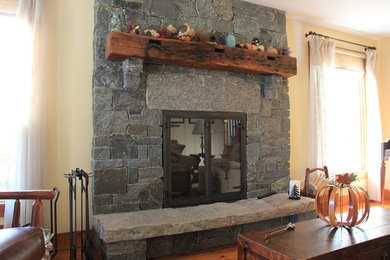 Aménagement d'un salon campagne ouvert avec une salle de réception, une cheminée standard et un manteau de cheminée en pierre.