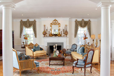 Foto de salón abierto tradicional con todas las chimeneas y alfombra