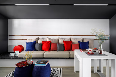 Ejemplo de salón abierto contemporáneo de tamaño medio con paredes blancas, suelo de madera en tonos medios y suelo gris