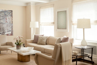 Idee per un soggiorno minimal di medie dimensioni e chiuso con sala formale, pareti beige e parquet scuro