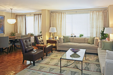 Foto de salón para visitas abierto clásico grande con paredes beige y suelo de madera en tonos medios