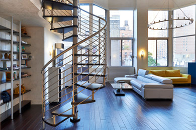 Großes, Offenes Modernes Wohnzimmer mit weißer Wandfarbe und dunklem Holzboden in New York
