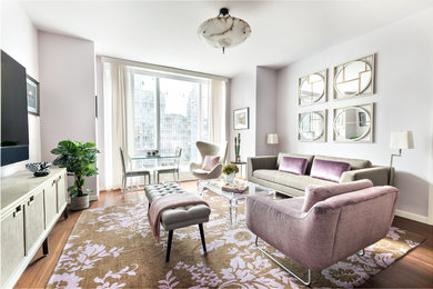 Идея дизайна: открытая гостиная комната среднего размера в современном стиле с фиолетовыми стенами, темным паркетным полом, телевизором на стене и коричневым полом без камина