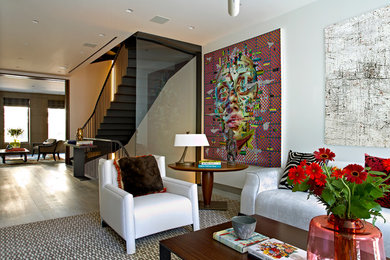 Foto de salón abierto contemporáneo grande sin chimenea con paredes blancas, suelo de madera clara y suelo beige