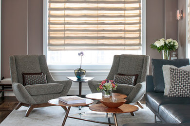 Aménagement d'un grand salon moderne fermé avec un mur beige, moquette, un téléviseur encastré et un sol marron.