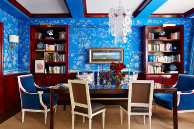 Ispirazione per una grande sala da pranzo eclettica con pareti blu, moquette e pavimento beige