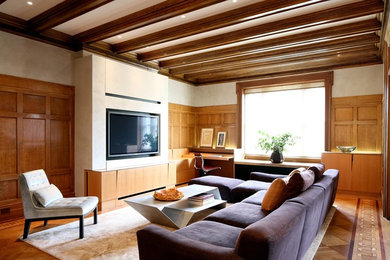 Inspiration för ett mellanstort funkis vardagsrum, med beige väggar, mellanmörkt trägolv och en inbyggd mediavägg