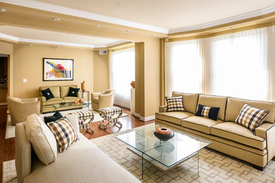 Foto de salón para visitas abierto clásico renovado de tamaño medio sin chimenea con paredes beige y suelo de madera en tonos medios