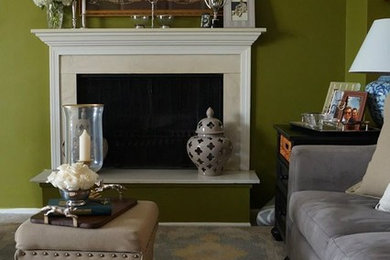 他の地域にある広いトラディショナルスタイルのおしゃれなLDK (緑の壁、カーペット敷き、標準型暖炉、石材の暖炉まわり、据え置き型テレビ) の写真