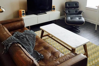 Modelo de salón abierto vintage pequeño con televisor independiente, paredes multicolor, suelo vinílico y suelo marrón