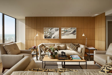 Diseño de salón abierto contemporáneo de tamaño medio sin chimenea con paredes blancas, suelo de madera clara y televisor retractable