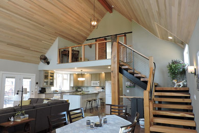 Eklektisches Wohnzimmer mit grauer Wandfarbe und braunem Holzboden in Milwaukee