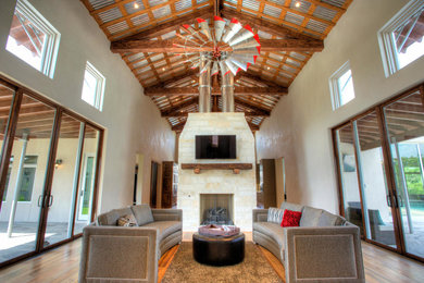 Пример оригинального дизайна: гостиная комната в стиле кантри с серыми стенами и ковром на полу