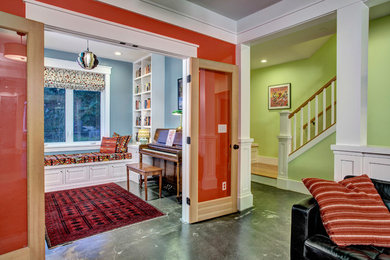 Пример оригинального дизайна: открытая гостиная комната среднего размера в стиле кантри с с книжными шкафами и полками, бетонным полом и разноцветными стенами