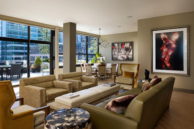 Immagine di un soggiorno contemporaneo di medie dimensioni e aperto con pareti beige, parquet chiaro, nessun camino e nessuna TV