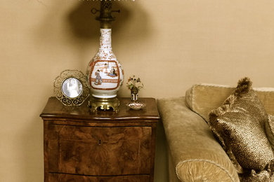 Modelo de salón para visitas abierto tradicional grande con paredes beige y suelo de madera en tonos medios
