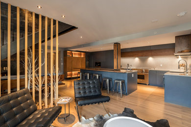 Imagen de salón para visitas gris y abierto moderno de tamaño medio con suelo de madera clara, suelo marrón, todas las chimeneas, paredes grises y marco de chimenea de madera
