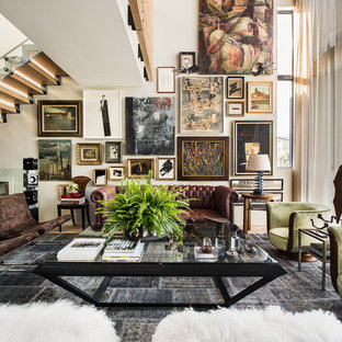 Immagine di un soggiorno boho chic aperto e di medie dimensioni con sala formale, nessuna TV, pareti bianche, parquet chiaro e nessun camino