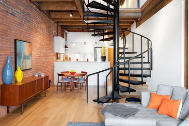 Mittelgroßes, Offenes Industrial Wohnzimmer mit hellem Holzboden und weißer Wandfarbe in Vancouver