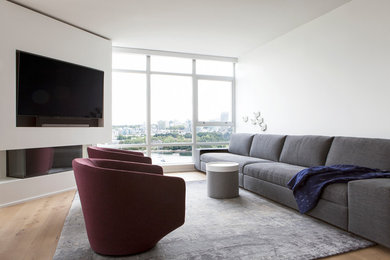 This is an example of a contemporary living room in Toronto.