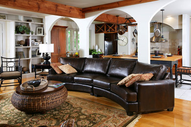Ejemplo de salón para visitas abierto clásico de tamaño medio sin chimenea y televisor con suelo de madera en tonos medios y paredes blancas