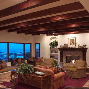 Großes, Repräsentatives, Fernseherloses, Abgetrenntes Mediterranes Wohnzimmer mit weißer Wandfarbe, Backsteinboden, Kamin und gefliester Kaminumrandung in Orange County