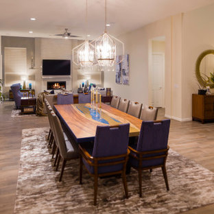 Geräumiges, Offenes Modernes Wohnzimmer mit beiger Wandfarbe, Porzellan-Bodenfliesen, Kamin, gefliester Kaminumrandung, Wand-TV, braunem Boden und Tapetenwänden in Las Vegas