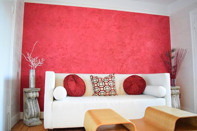 Ejemplo de salón cerrado minimalista de tamaño medio con paredes rojas