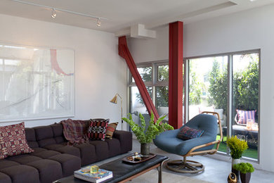 Example of a minimalist living room design in Los Angeles